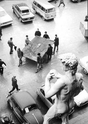 lees-moving-paintings-in-the-piazza-signoria-6-nov-1966