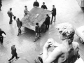 lees-moving-paintings-in-the-piazza-signoria-6-nov-1966
